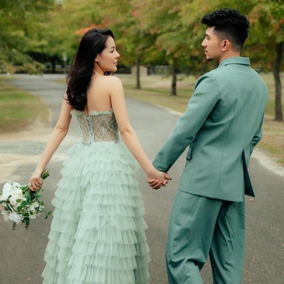 "Hot girl ngực khủng" Ngân 98 và bạn trai lâu năm lựa chọn concept vườn địa đàng, vừa hoang dại vừa tươi tắn cho tạo hình mới.