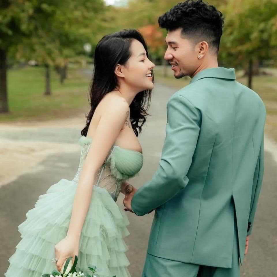 Trong khi Lương Bằng Quang trẻ trung với bộ vest màu xanh lá thì Ngân 98 cũng diện chiếc váy xếp ly nhiều tầng cùng màu, có thiết kế khoe khéo "siêu vòng 1" gợi cảm, nóng bỏng của cô nàng.