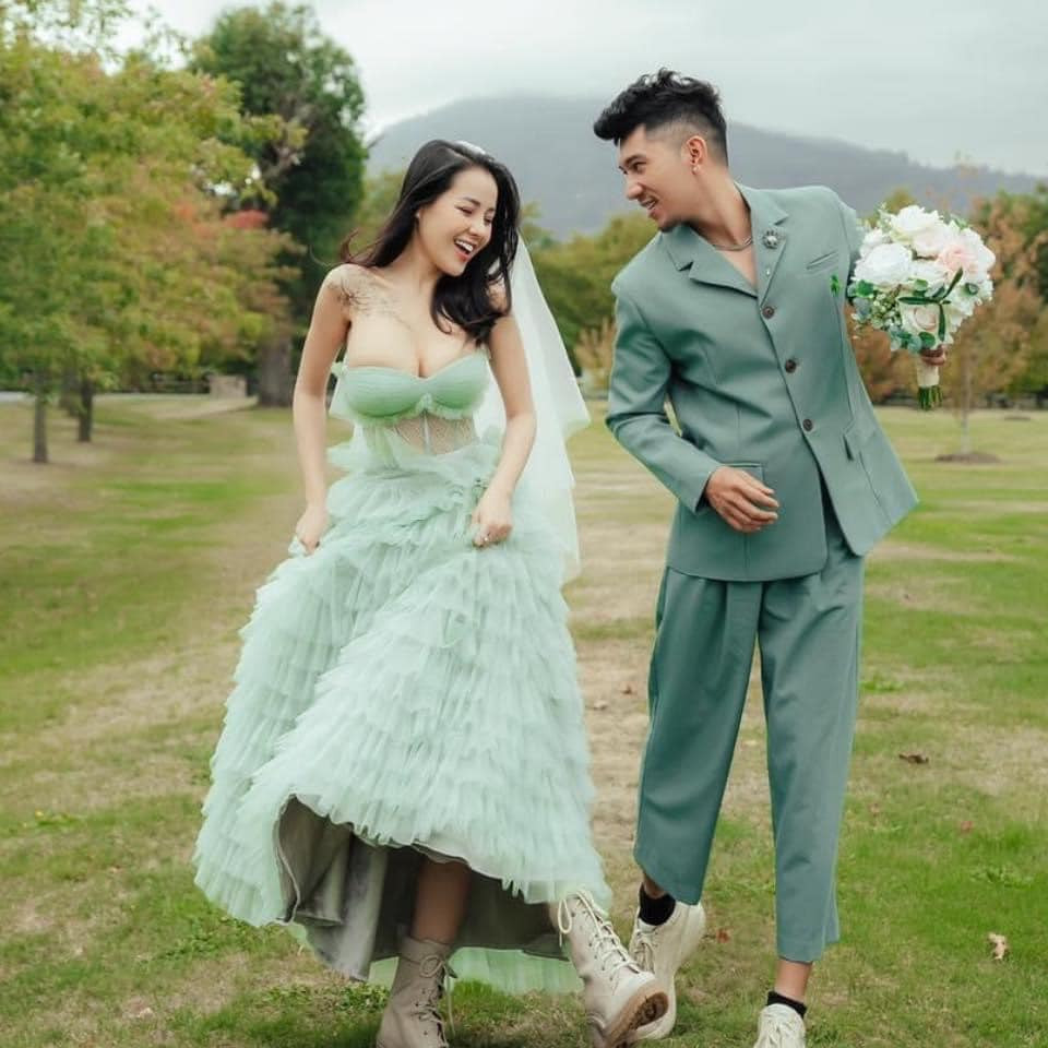 Bên cạnh lời khen và lời chúc phúc cho cặp đôi, phần lớn netizen lại cảm thấy "nóng mắt" bởi vòng 1 ngoại cỡ của Ngân 98.