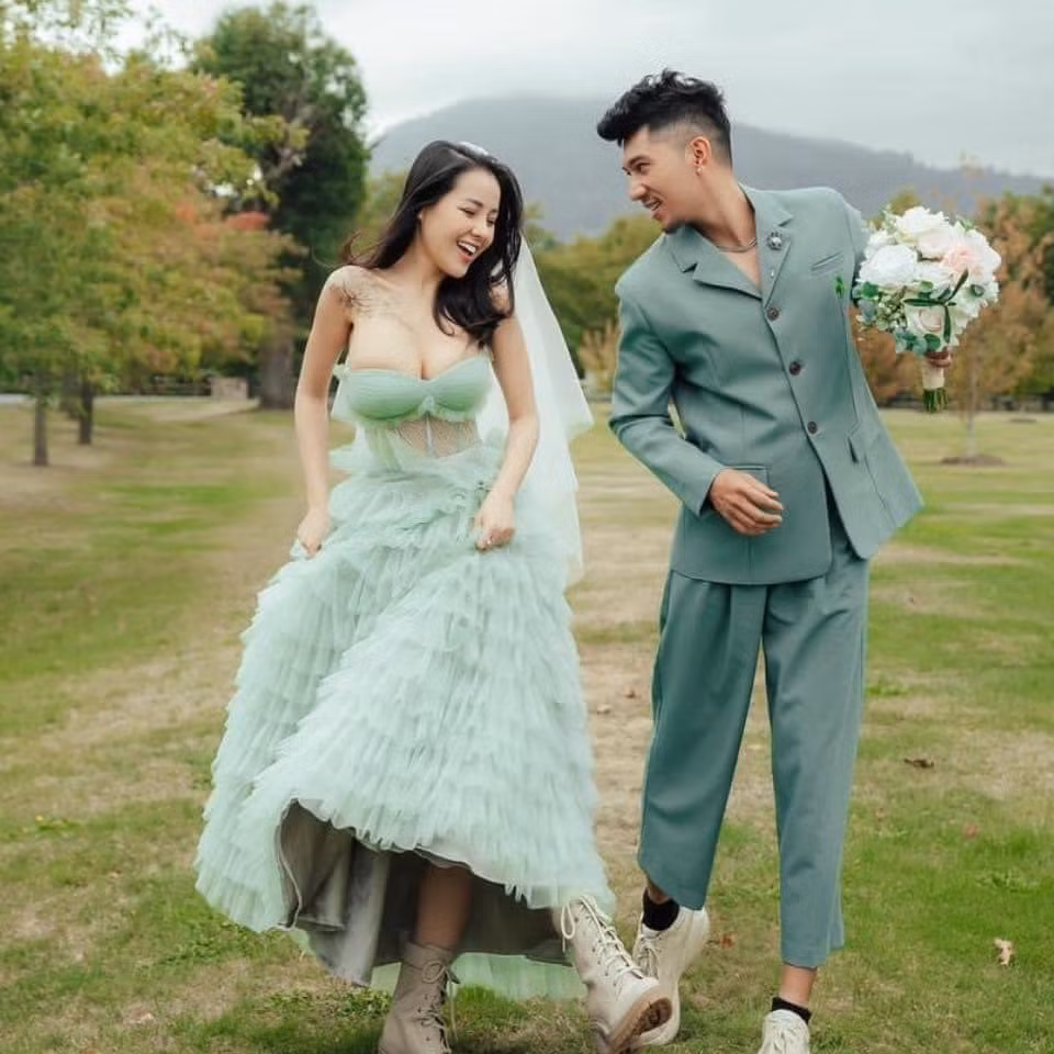 Bên cạnh lời khen và lời chúc phúc cho cặp đôi, phần lớn netizen lại cảm thấy "nóng mắt" bởi vòng 1 ngoại cỡ của Ngân 98.