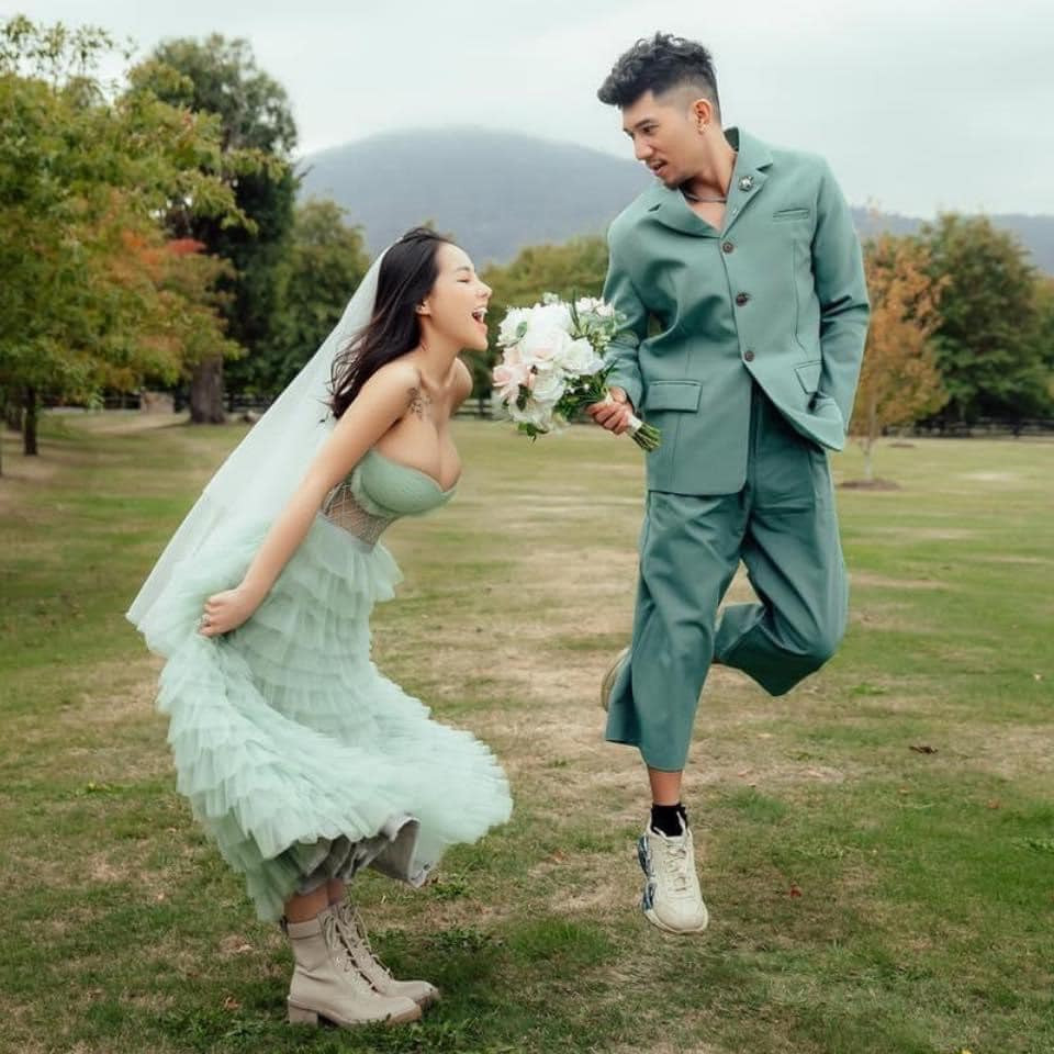 Thêm đó, anh chia sẻ anh và Ngân đã chụp cả chục bộ ảnh cưới và sẽ không dừng lại đến khi lên tới hàng trăm.