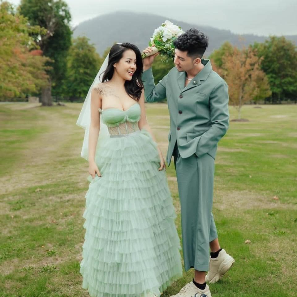 Chia sẻ về những hình ảnh mới nhất này, Lương Bằng Quang tiết lộ: "Cảnh chụp này ở Melbourne - Australia vào lúc 18h, không makeup, không dự định, không chuẩn bị ekip, không lên kế hoạch, thứ mà chúng mình chuẩn bị kỹ nhất là một tình yêu từ trước đó".