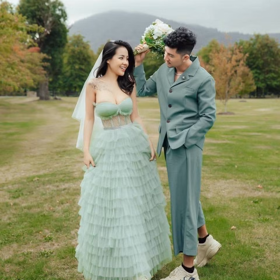 Chia sẻ về những hình ảnh mới nhất này, Lương Bằng Quang tiết lộ: "Cảnh chụp này ở Melbourne - Australia vào lúc 18h, không makeup, không dự định, không chuẩn bị ekip, không lên kế hoạch, thứ mà chúng mình chuẩn bị kỹ nhất là một tình yêu từ trước đó".