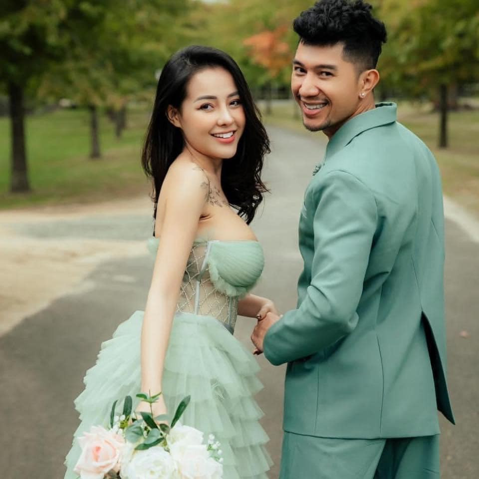 Vừa qua Lương Bằng Quang và Ngân 98 nhận được nhiều sự chú ý từ cư dân mạng khi tung bộ ảnh cưới chụp ở Úc cách đây không lâu.