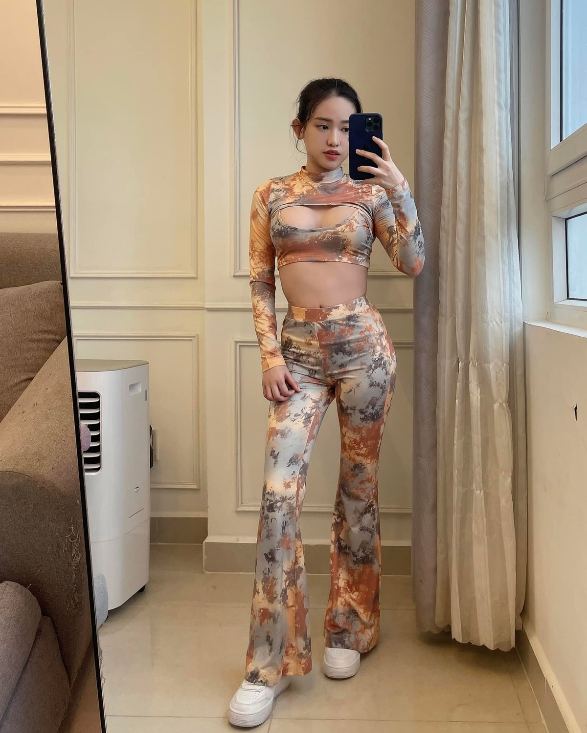 Không lâu sau đó, trong lần trả lời báo chí cô nàng lại bất ngờ "quay xe" tuyên bố căn hộ trên được bạn trai đại gia mua tặng.