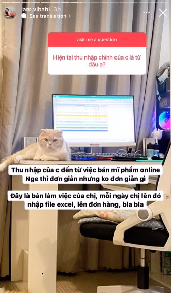 Ngoài ra, nhiều người còn tò mò về công việc hiện tại, "hot girl Cà Mau" kiếm tiền bằng cách nào và nguồn thu nhập chính đến từ đâu. Thúy Vi cho hay cô nàng tập trung bán mĩ phẩm online. Mọi công đoạn như nhập file excel, lên đơn hàng... đều do Thúy Vi tự tay làm hết.