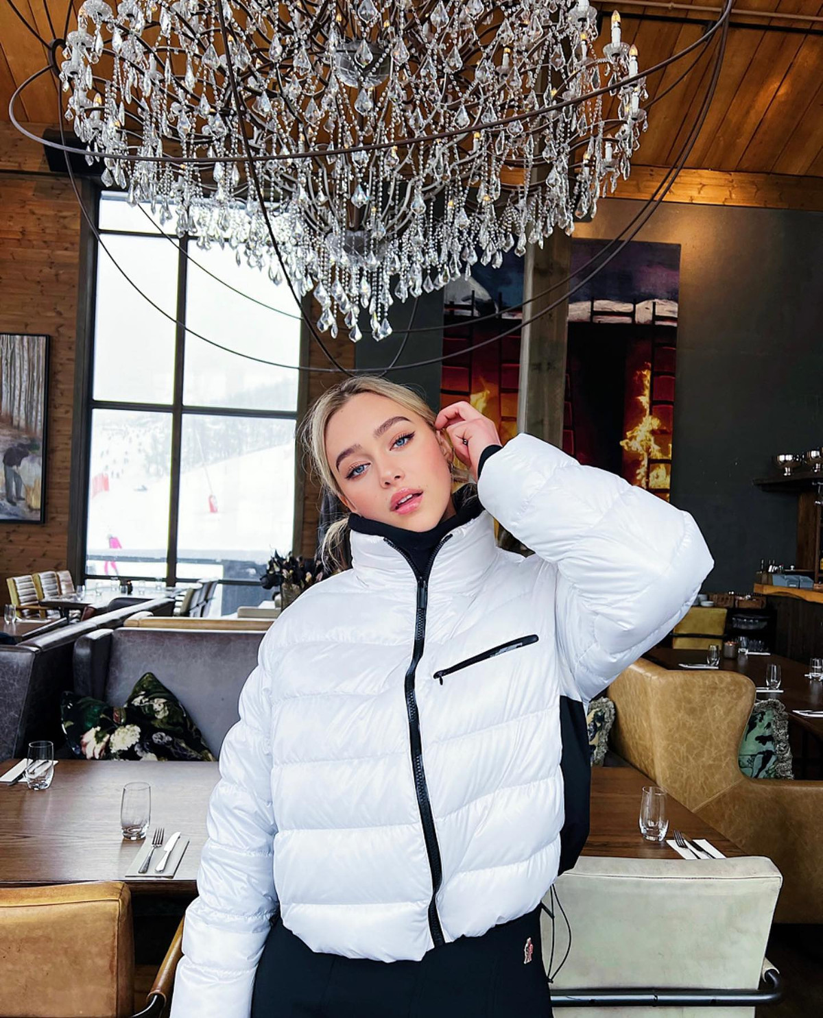 Thiếu nữ Na Uy làm người mẫu quảng cáo quần áo và mỹ phẩm cho một số nhãn hàng thông qua Instagram cá nhân.