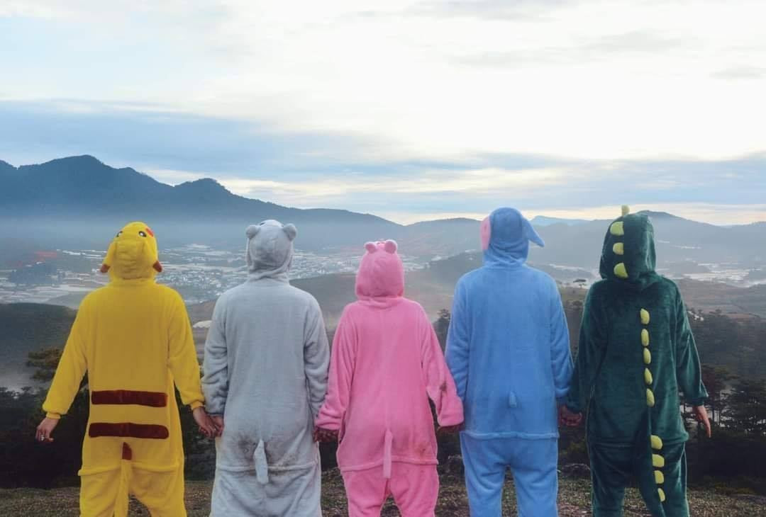 Cách tạo dáng vô cùng độc đáo, lầy lội của nhóm bạn cũng là điều khiến cư dân mạng thích thú.