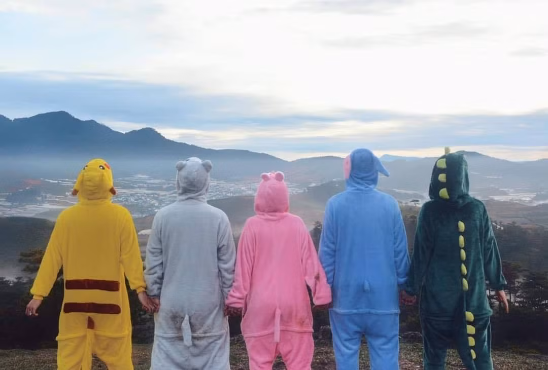 Cách tạo dáng vô cùng độc đáo, lầy lội của nhóm bạn cũng là điều khiến cư dân mạng thích thú.