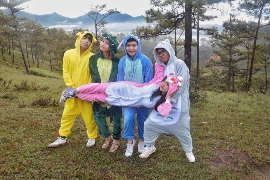 Chia sẻ lý do thực hiện bộ ảnh này, một người bạn trong nhóm từng chia sẻ muốn làm một thứ gì đó đáng yêu, vui vẻ và lầy lội hơn để chuyến đi Đà Lạt của bọn mình trở nên đặc biệt.