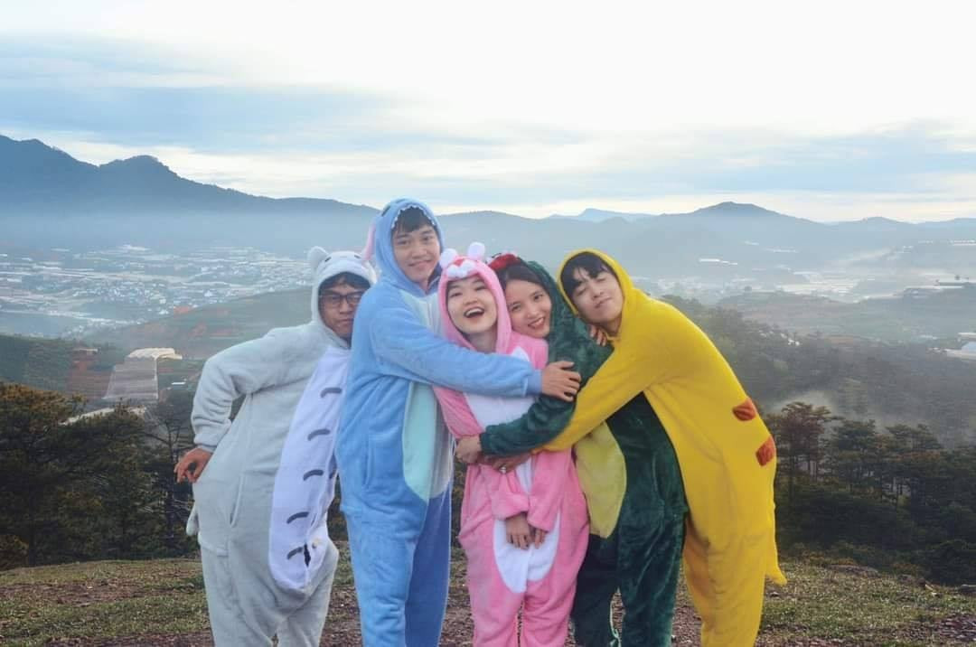 Nhiều hội bạn đã lựa chọn Đà Lạt là nơi "gửi gắm thanh xuân", cùng nhau vui đùa, chụp ảnh và tô vẽ nên một tuổi trẻ hiếm người có được.