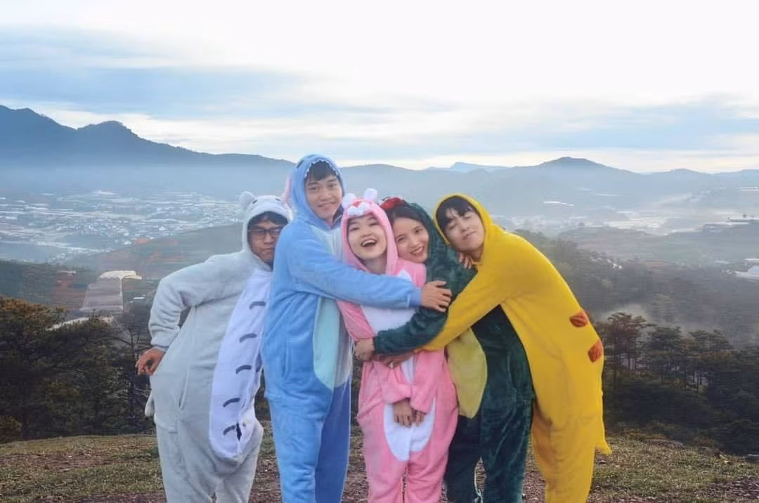 Nhiều hội bạn đã lựa chọn Đà Lạt là nơi "gửi gắm thanh xuân", cùng nhau vui đùa, chụp ảnh và tô vẽ nên một tuổi trẻ hiếm người có được.