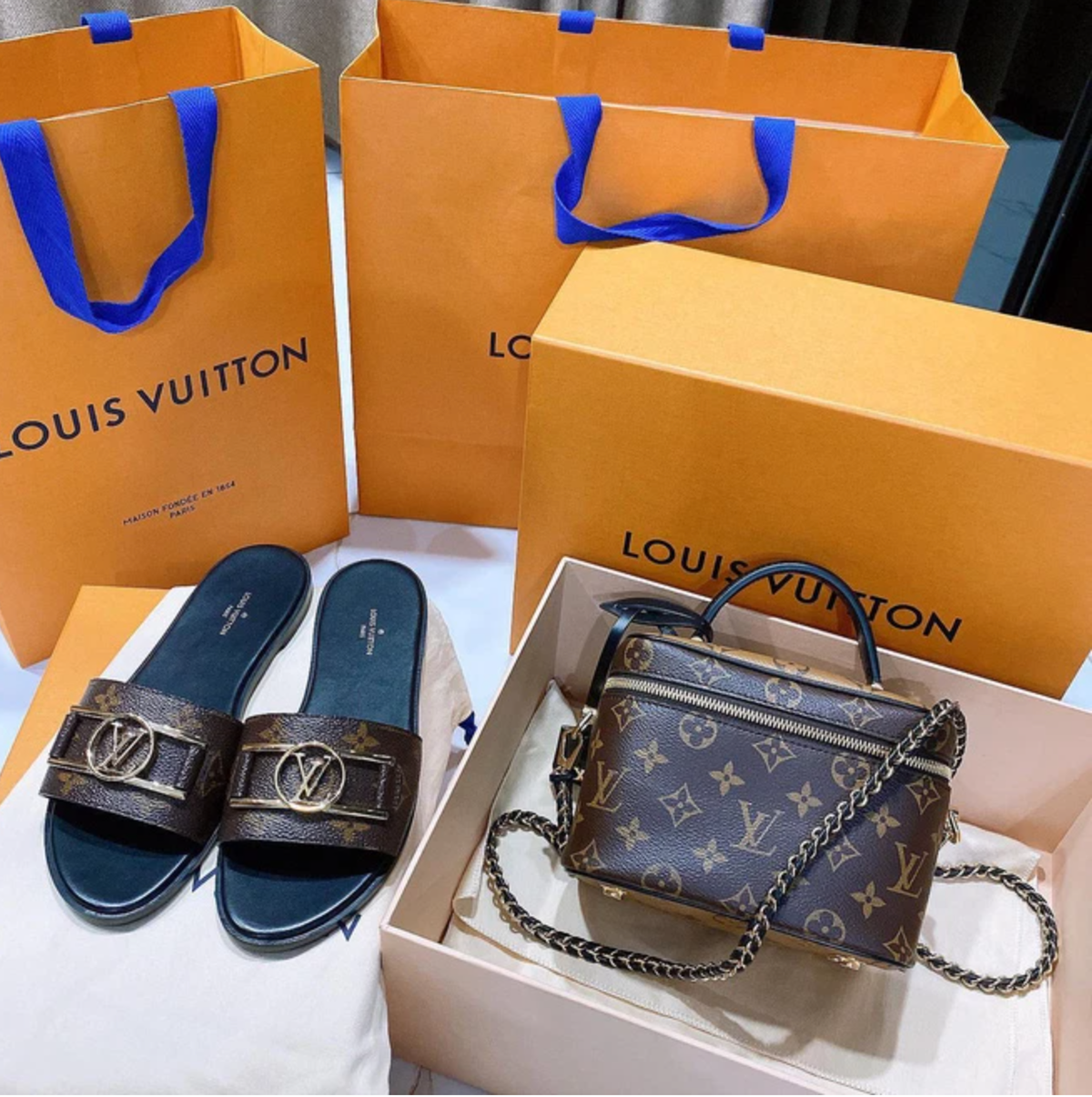 Không chỉ gây choáng với chiếc túi hiệu, nàng WAG này còn để lộ background toát ra mùi tiền trong bức ảnh. Đó là một tủ túi hiệu gồm 2 chiếc Hermes Birkin, 3 chiếc Hermes Kelly và 1 chiếc Hermes Constance.