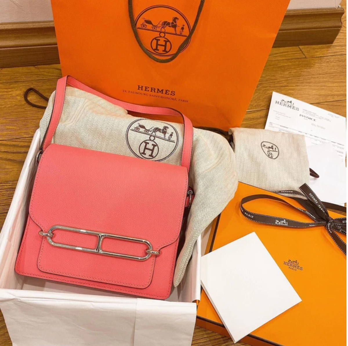 Ngoài ra Quỳnh Anh cũng sở hữu một loạt túi đến từ những thương hiệu đắt đỏ khác như Louis Vuitton, Chanel, Dior,...