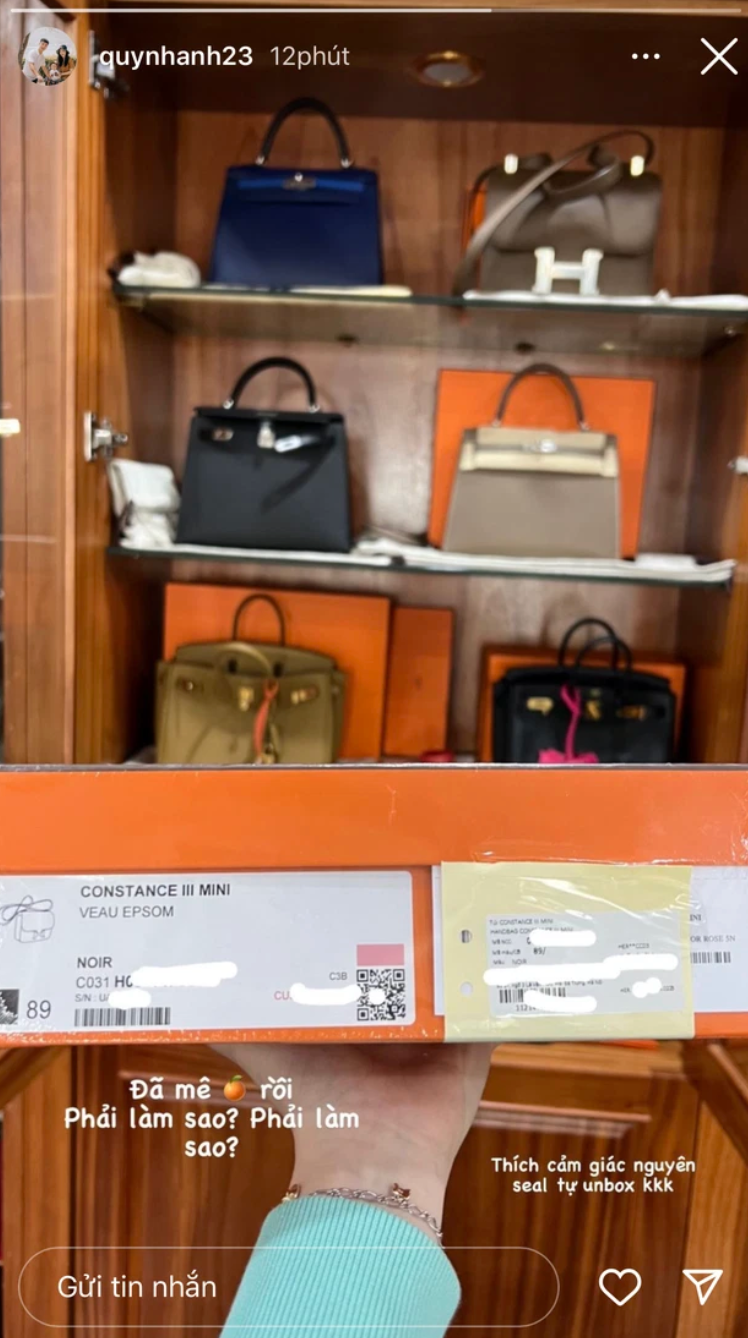 Mới đây, Quỳnh Anh khiến netizen được phen "rửa mắt" với thú vui xa xỉ của hội có tiền khi khoe một chiếc Hermes Constance III Mini còn nguyên seal và đu trend "phải làm sao" trên TikTok.