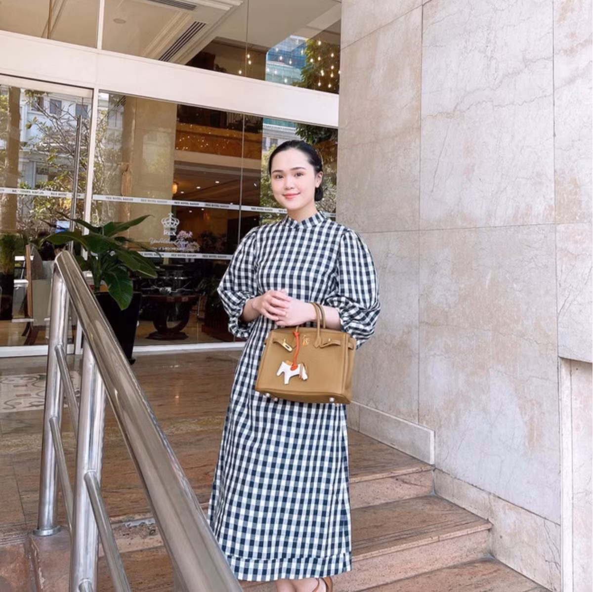 Có thể nói Quỳnh Anh là một tín đồ với hàng hiệu Hermes bởi hầu hết trong các bức ảnh của cô đểu diện chiếc túi từ thương hiệu này.