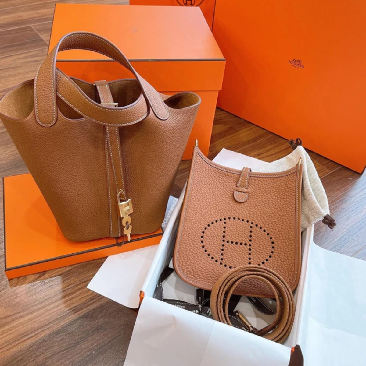 Nếu nguyên bản của trend này là "Vì mình quá thích cậu rồi, phải làm sao, phải làm sao" thì Quỳnh Anh đã thay đổi đi một chút và viết: "Đã mê *icon quả cam* rồi. Phải làm sao? Phải làm sao? Thích cảm giác nguyên seal tự unbox".