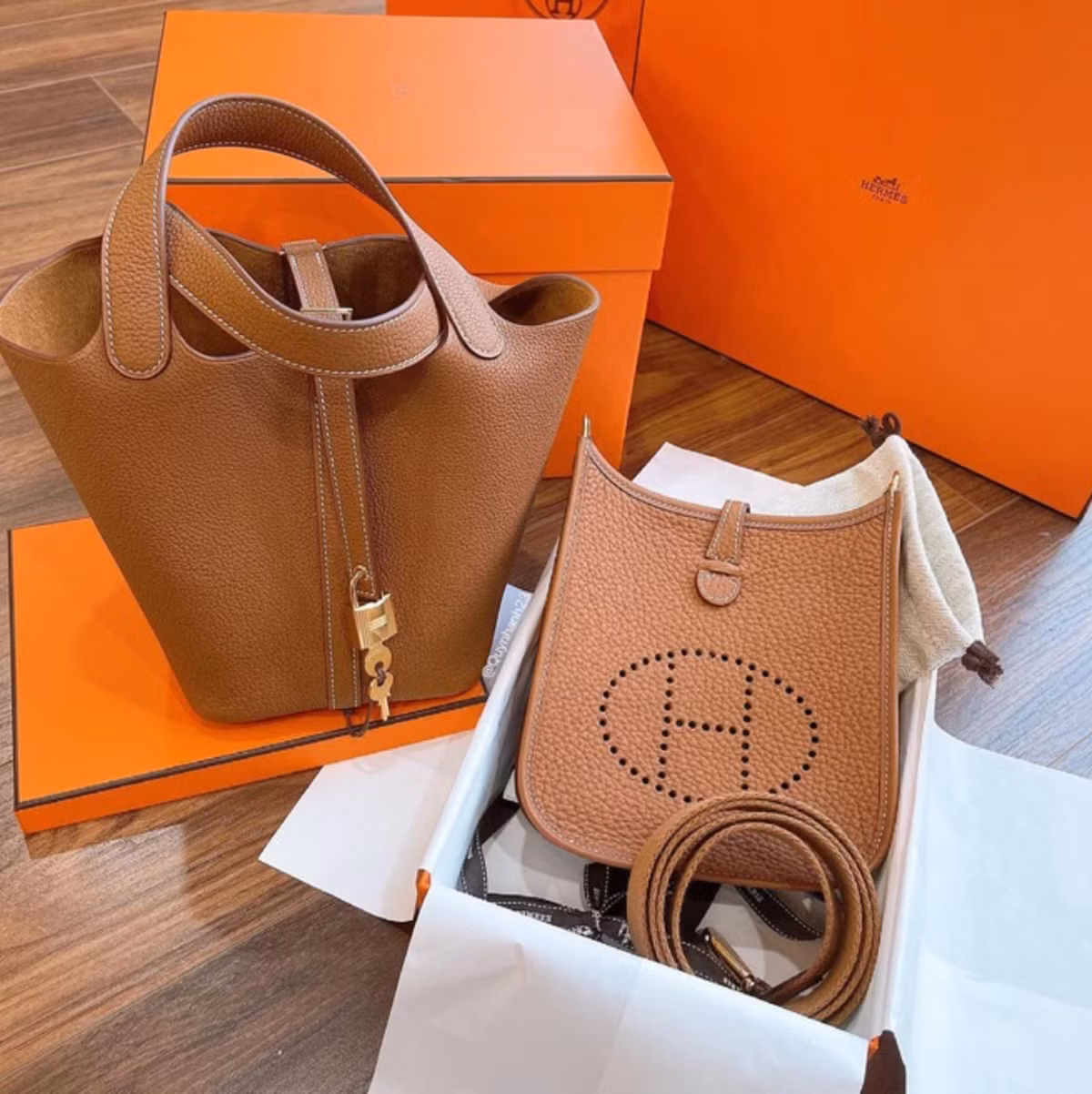 Nếu nguyên bản của trend này là "Vì mình quá thích cậu rồi, phải làm sao, phải làm sao" thì Quỳnh Anh đã thay đổi đi một chút và viết: "Đã mê *icon quả cam* rồi. Phải làm sao? Phải làm sao? Thích cảm giác nguyên seal tự unbox".