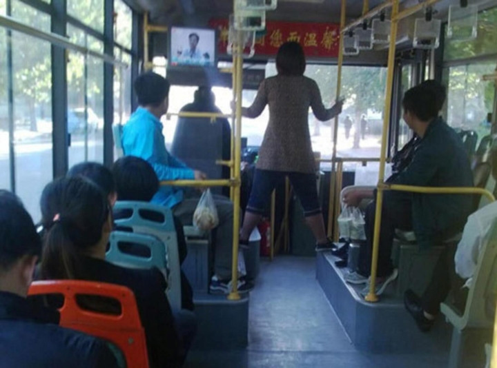 Đi xe buýt nhưng vẫn phải đứng sao cho phong cách.