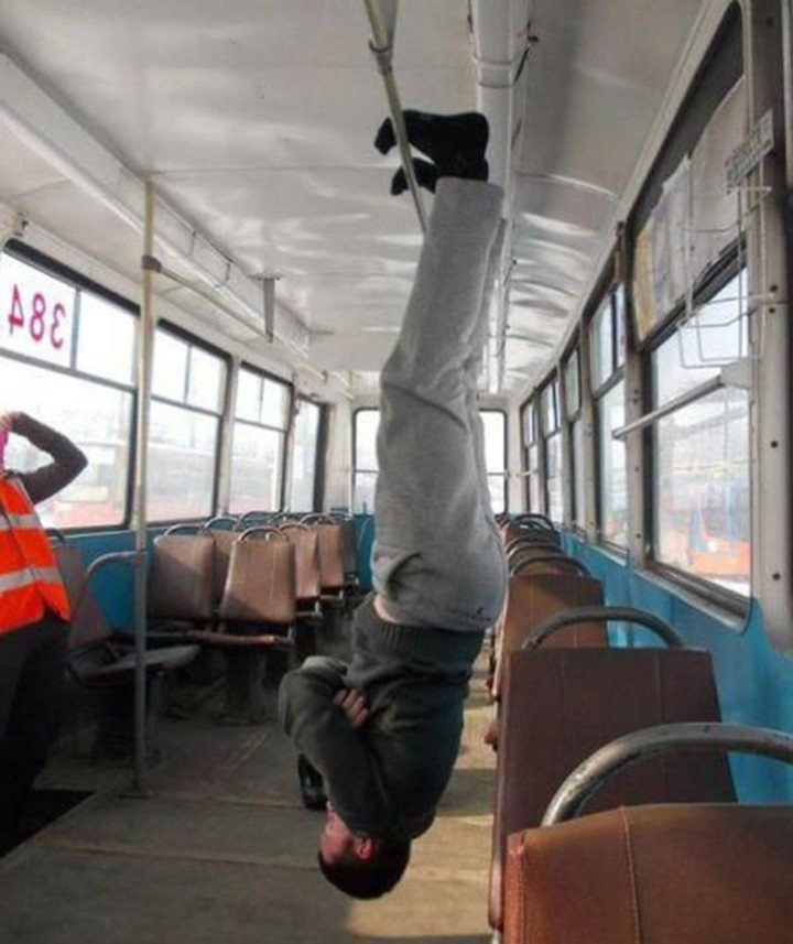 Không dám tưởng tượng đến cảnh xe đi ngang qua ổ gà khi lộn ngược người với tư thế này.