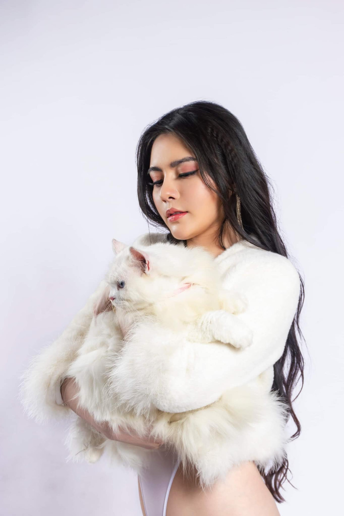 Cao Diệp Anh sinh năm 1995, là hot girl từng lọt top 5 Người đẹp xứ Tuyên 2014. Cô giành giải thí sinh có gương mặt mộc đẹp nhất trong cuộc thi Hoa hậu Hoàn vũ và lọt top 60.