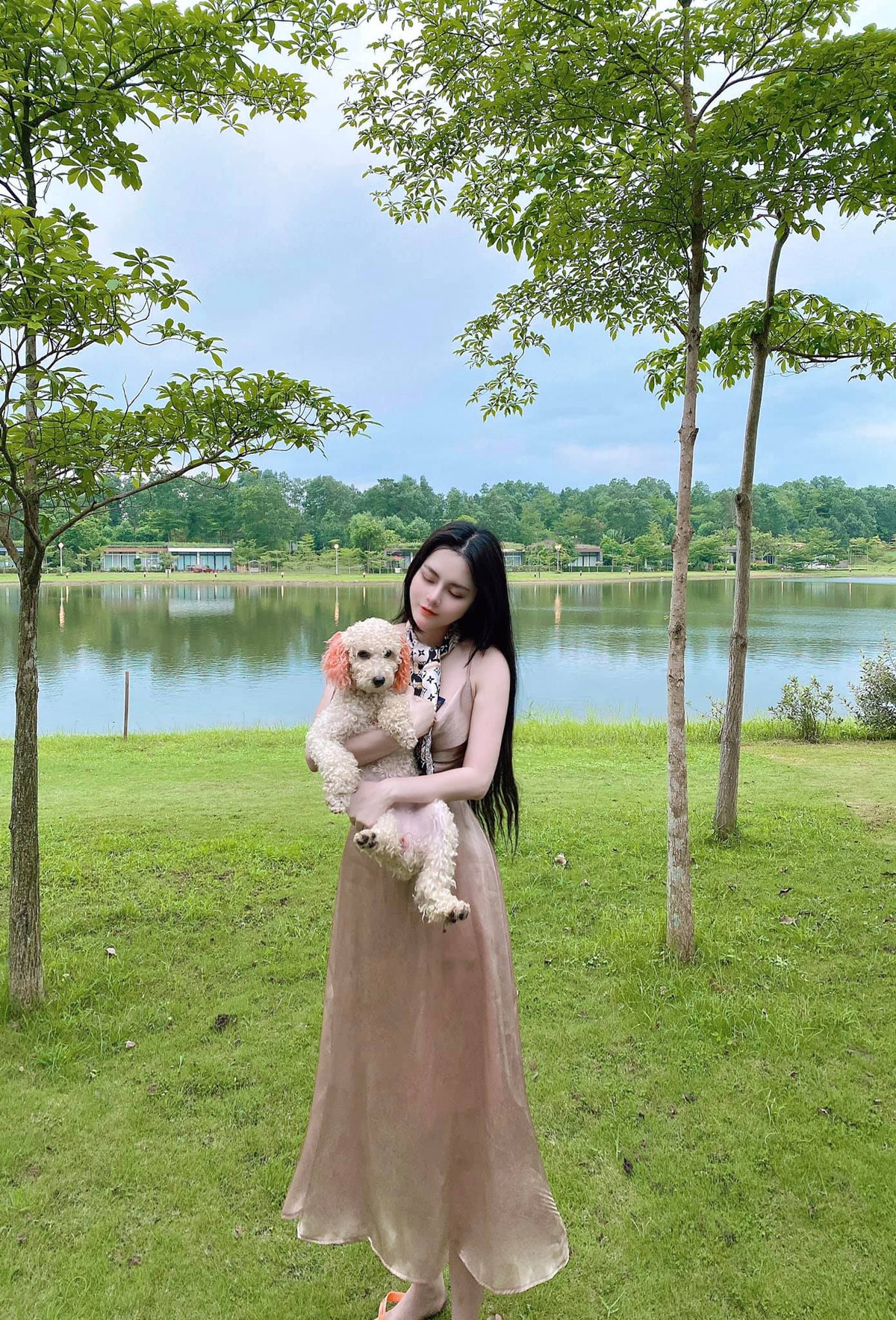 Sở hữu gương mặt xinh xắn như búp bê, đường nét cuốn hút cùng hình thể đẹp, người đẹp đến từ vùng đất Tuyên Quang đã tự tin khi nhận lời tham gia các bộ ảnh nghệ thuật.