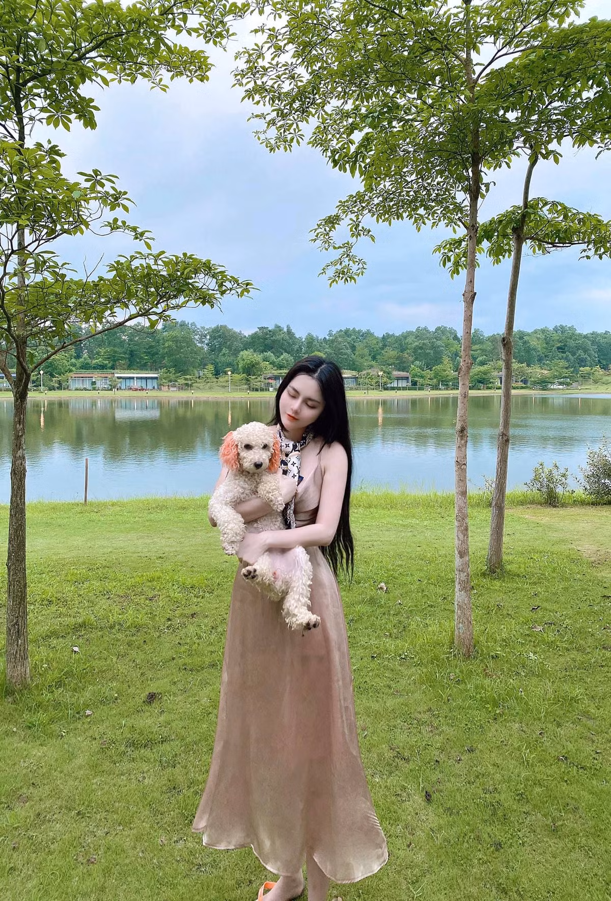 Sở hữu gương mặt xinh xắn như búp bê, đường nét cuốn hút cùng hình thể đẹp, người đẹp đến từ vùng đất Tuyên Quang đã tự tin khi nhận lời tham gia các bộ ảnh nghệ thuật.