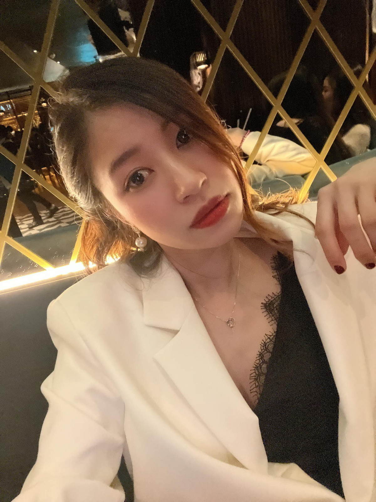 Hồi đầu tháng 2, Vóc Đỗ bất ngờ thông báo con gái đã tròn tháng. Thông tin này khiến không ít người hâm mộ ngỡ ngàng vì trước đó, vợ chồng cô chưa từng hé lộ việc có bầu.