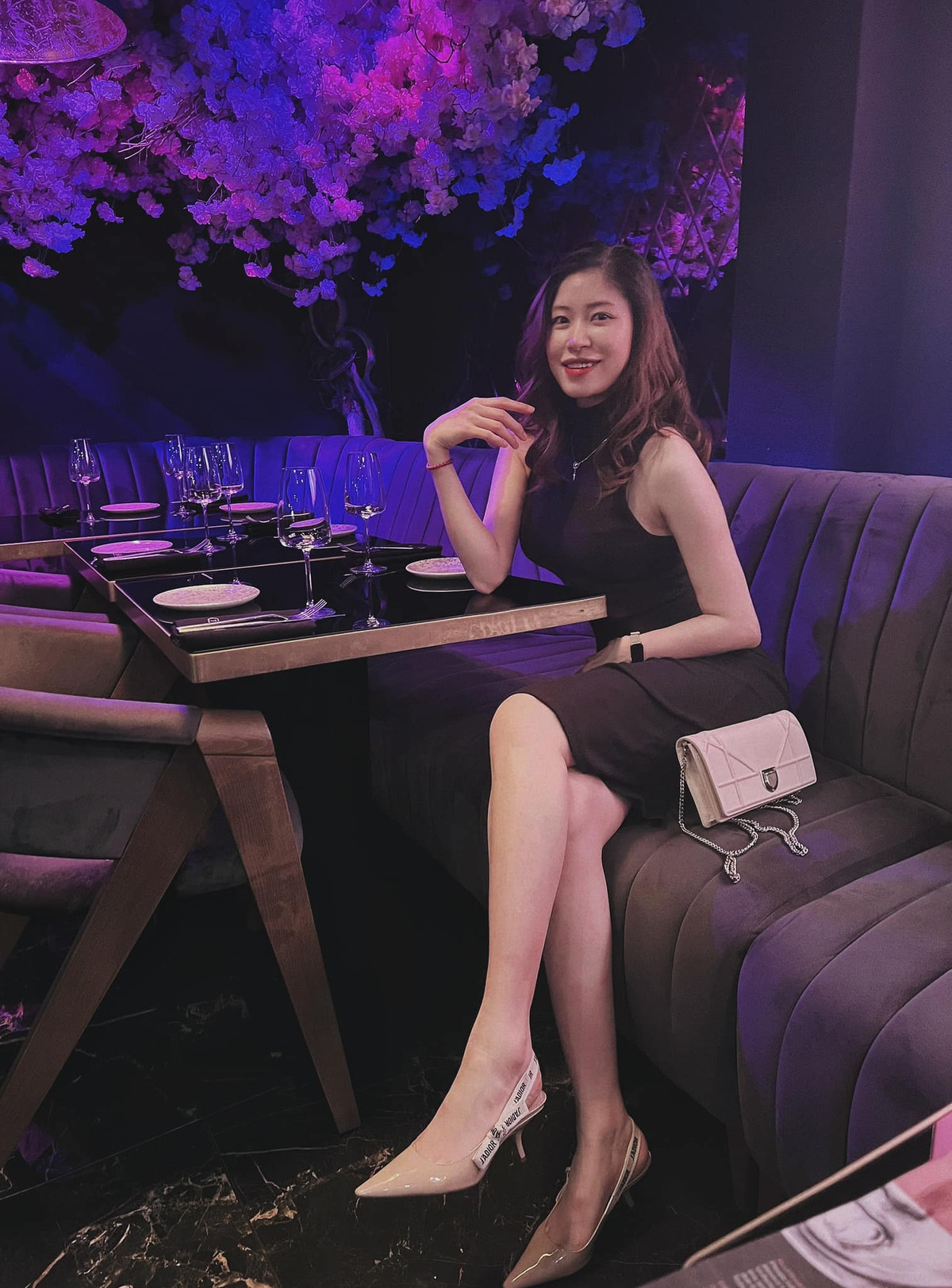 Cô gây chú ý nhờ nhan sắc xinh đẹp, giàu có và thường xuyên check-in ở các địa điểm sang chảnh.