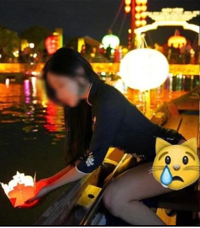 Hình ảnh ghi lại nữ du khách này cố tình tạo dáng phản cảm khi mặc trang phục áo dài. Nhiều cư dân mạng Việt lên án gay gắt, vào bình luận góp ý cách chụp ảnh của cô không phù hợp với thuần phong mỹ tục tại Việt Nam, làm xấu đi hình ảnh phố cổ.