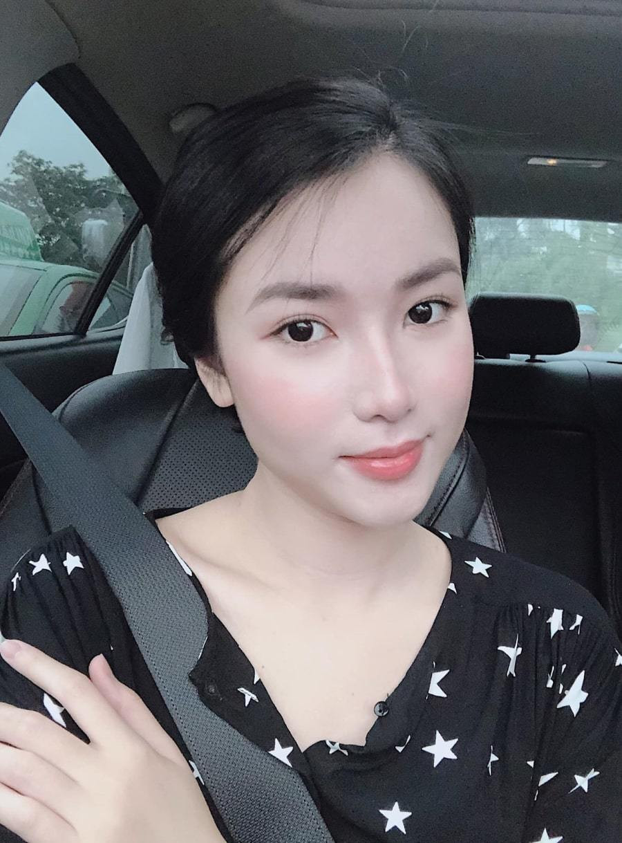 Năm 2019, Khánh Linh và thủ môn Bùi Tiến Dũng bị bắt gặp khoác tay nhau đi trong một cửa hàng tiện lợi. Thi thoảng, bạn gái tin đồn Bùi Tiến Dũng cũng đăng ảnh chụp cổ vũ đội tuyển Việt Nam khiến người hâm mộ càng thêm tò mò.