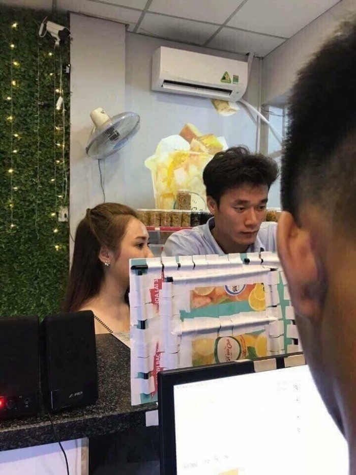 Cô nàng từng gây chú ý khi công khai nắm tay Bùi Tiến Dũng tung tăng ngoài phố, đi uống cafe. Không những vậy, nam cầu thủ còn tích cực tương tác với hot girl này trên mạng xã hội khiến netizen đặt ra nghi vấn hẹn hò.