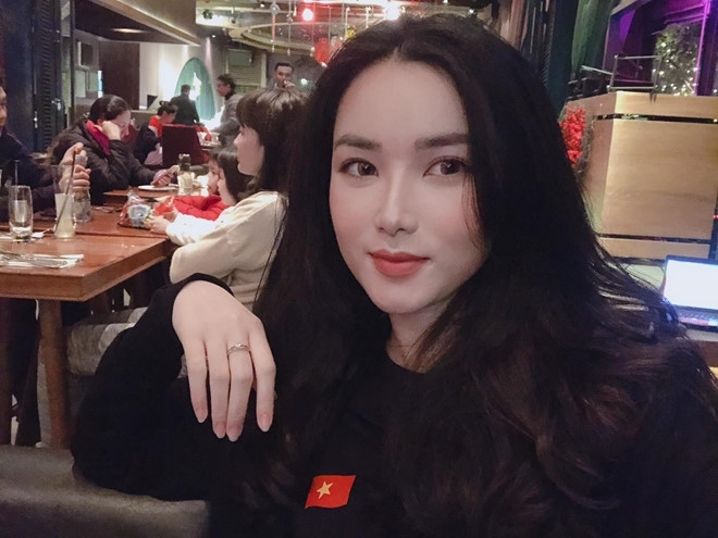 MC Khánh Linh sinh năm 1996 tại Phú Thọ cũng từng là "bạn gái tin đồn" Bùi Tiến Dũng. Cô là một biên tập viên kiêm MC của một kênh truyền hình nổi tiếng.