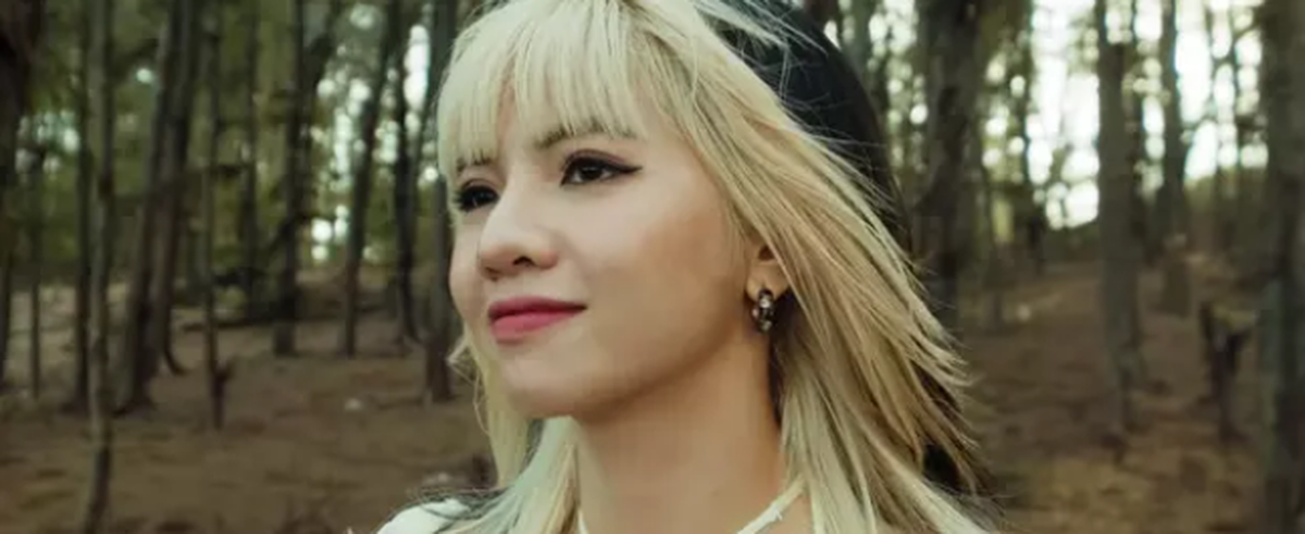 Tiếp đến là khi đóng MV Mây Hồng Đưa Lối (DATKAA x Prod. QT BEATZ x CiiN), Bùi Thảo Ly đảm nhận vai nữ chính xinh đẹp, khiến nam chính vấn vương và theo đuổi nhưng vẻ ngoài thực tế của cô nàng lại gây ra không ít thất vọng.