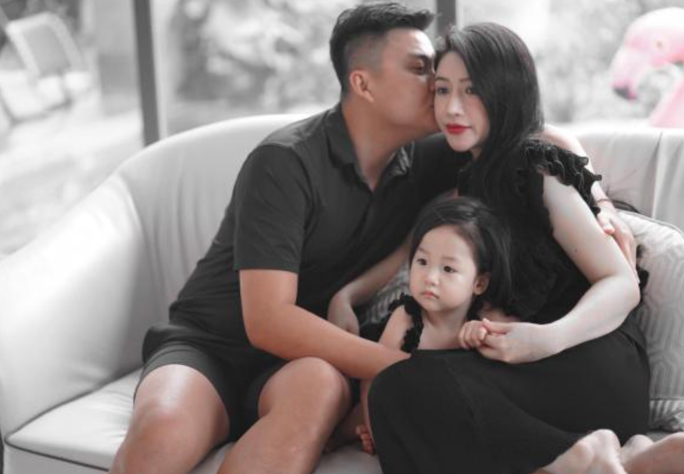 Sau khi nổi tiếng, hot girl Vân Navy đã kết hôn và làm mẹ. Được biết, chồng Vân Navy có tên là Tân Trần, sinh sống tại TP HCM.