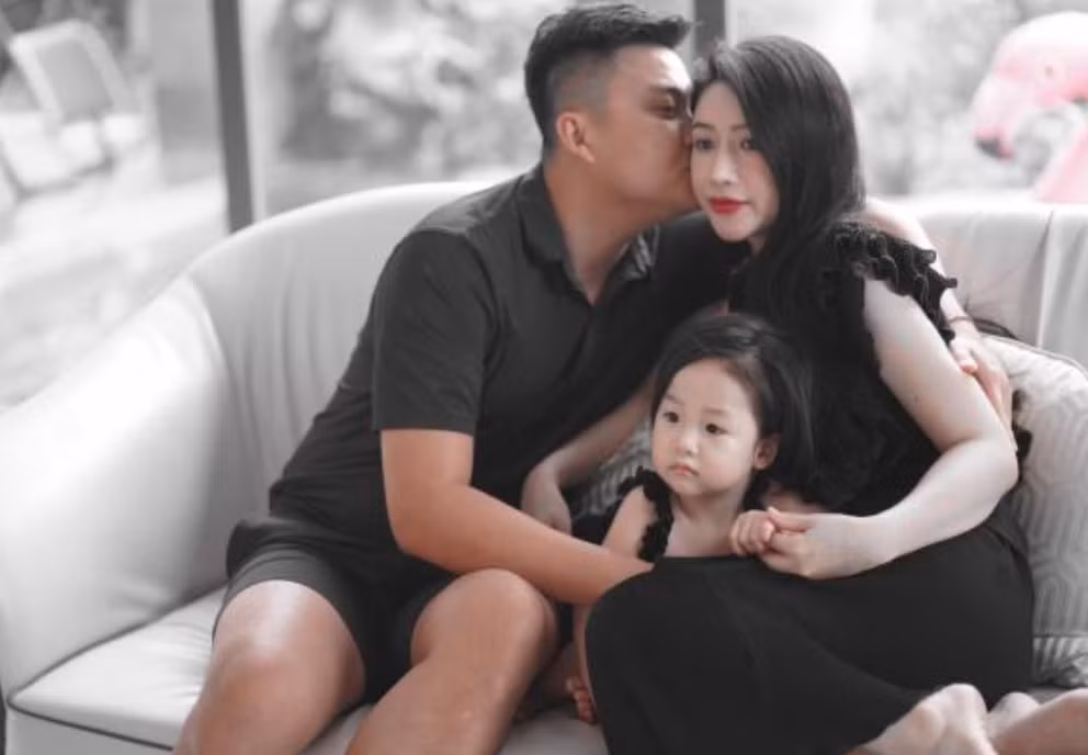 Sau khi nổi tiếng, hot girl Vân Navy đã kết hôn và làm mẹ. Được biết, chồng Vân Navy có tên là Tân Trần, sinh sống tại TP HCM.