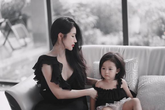 Cô công chúa nhỏ còn được cư dân mạng bình luận thừa hưởng làn da trắng và gương mặt xinh đẹp của mẹ.