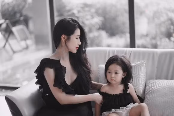 Cô công chúa nhỏ còn được cư dân mạng bình luận thừa hưởng làn da trắng và gương mặt xinh đẹp của mẹ.