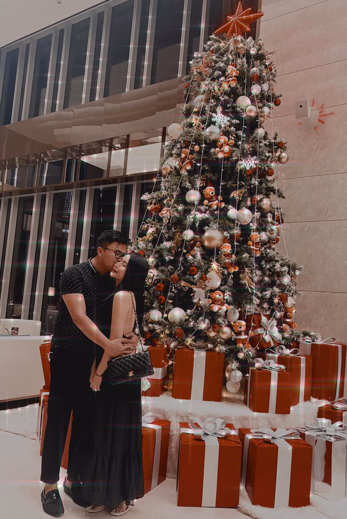 Câu nói "gái một con trông mòn con mắt" đúng với Vân Navy khi cô nhận được nhiều lời khen về nhan sắc sau khi sinh con.