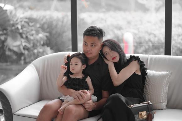 Mới đây Vân Navy tung loạt ảnh bên gia đình trong chuyến nghỉ dưỡng ở Vĩnh Phúc gây chú ý, đặc biệt dung nhan con gái đầu lòng của cựu hot girl nổi bật hơn cả.