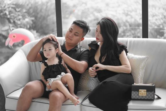 Trong ảnh, con gái của Vân Navy nhận được nhiều lời khen nhờ vẻ ngoài xinh xắn: "Em bé trộm vía nét quá đi", "Chị và bé xinh quá", "Em trắng dã man, xinh y như mẹ"...