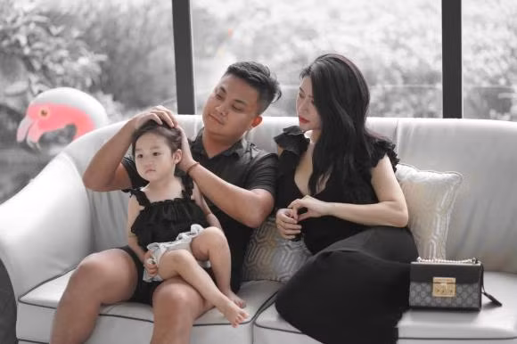 Trong ảnh, con gái của Vân Navy nhận được nhiều lời khen nhờ vẻ ngoài xinh xắn: "Em bé trộm vía nét quá đi", "Chị và bé xinh quá", "Em trắng dã man, xinh y như mẹ"...