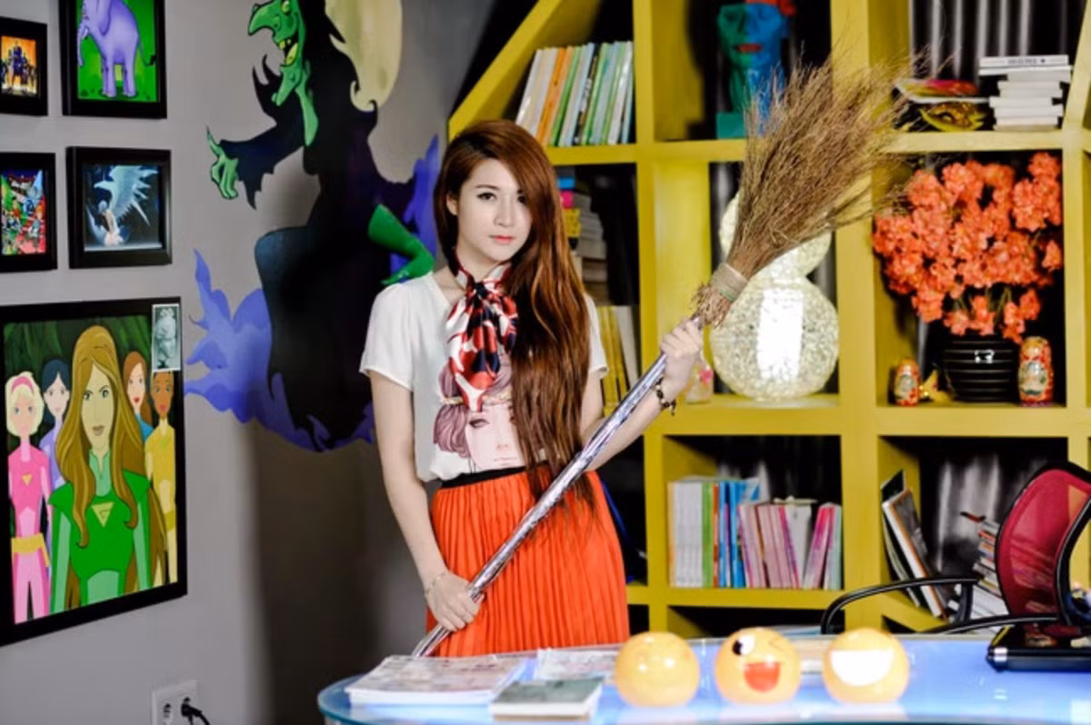 Cựu hot girl này nổi lên khi tham gia vào bộ phim "Nhật ký Vàng Anh" phần 2, và đặc biệt để lại dấu ấn với vai diễn Kiều Linh Phù thủy trong phim "5s online".