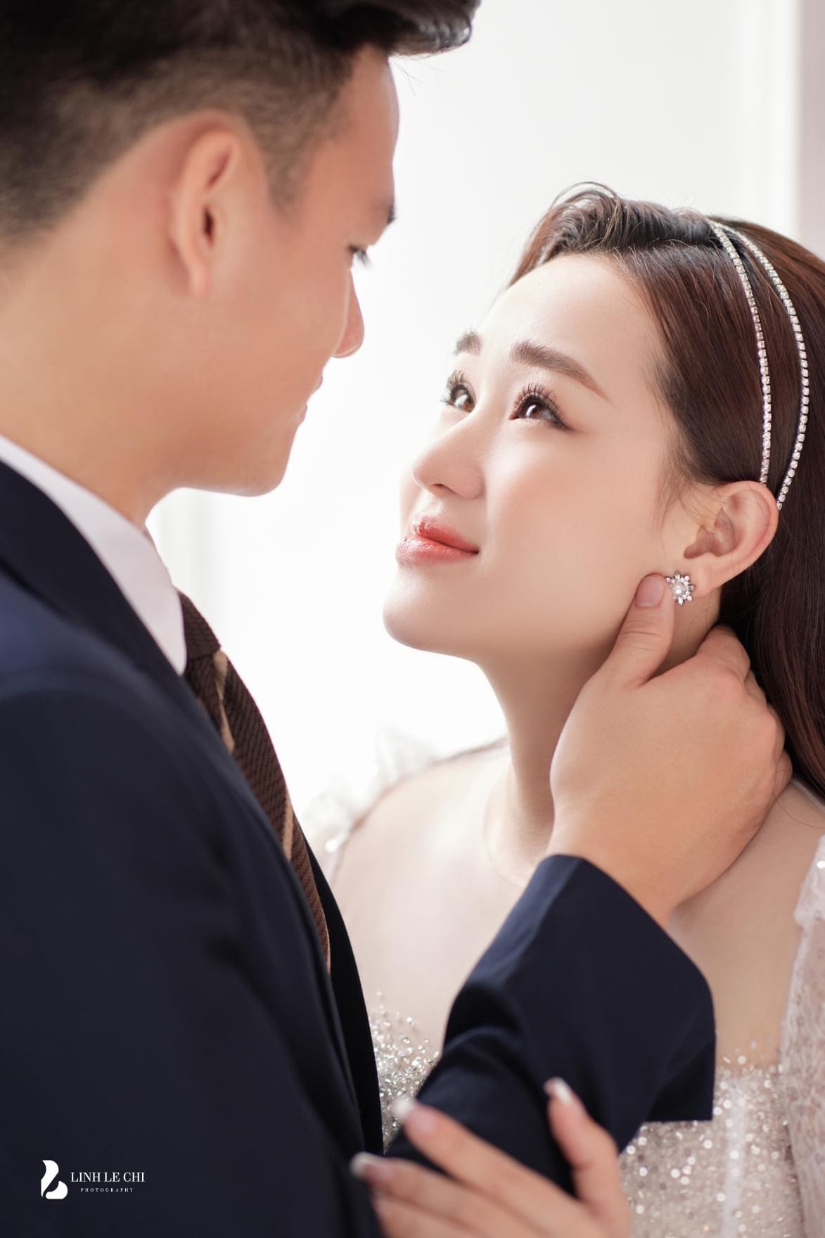 Những khoảnh khắc đầu tiên trước ngày trọng đại khiến cư dân mạng xao xuyến, hồi hộp chờ đến lễ cưới của cặp đôi trai tài gái sắc này. Ảnh: Linh Lê Chí