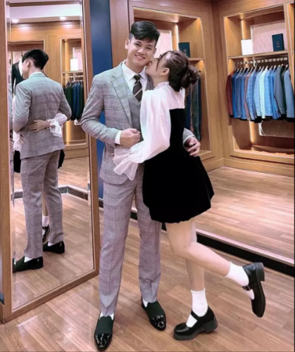 Mới đây, đơn vị chụp ảnh cưới cho Hồ Tấn Tài đã "nhá hàng" một vài chiếc hình về nam cầu thủ và vợ sắp cưới.