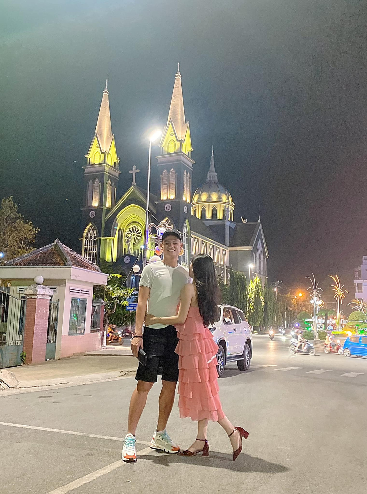 Cặp đôi này không hay chia sẻ những hình ảnh yêu đương lên MXH. Thi thoảng, cầu thủ của Bình Dương mới chia sẻ ảnh đi ăn của cặp đôi.