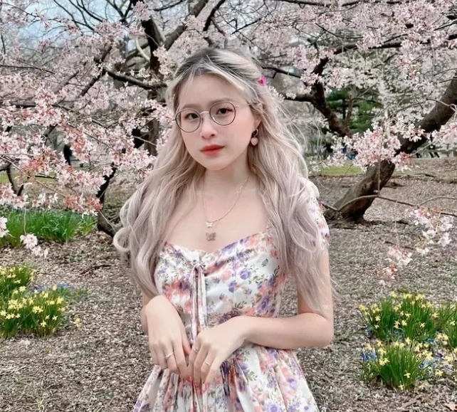 Châu Anh (Chao) là nữ TikToker nổi lên bởi những video khoe cuộc sống sang chảnh, tiêu đến tiền tỷ mỗi ngày, hiện nay cô nàng đang sở hữu kênh TikTok 1,5 triệu follower.