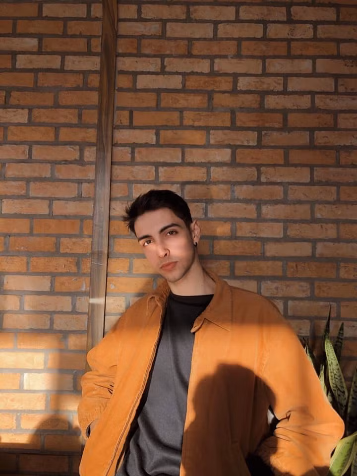 Ngoài ra chàng trai trẻ còn được chọn mặt gửi vàng khi là Đại sứ của Winter Camp Sexpress - 1 dự án của AIESEC. Rufino Aybar còn đạt nhiều thành tích trong các hoạt động ngoại khóa, thành thạo 3 ngoại ngữ là: Tiếng Việt, Tiếng Anh, Tiếng Tây Ban Nha.