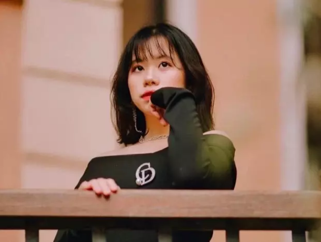 Nguyễn Phương Ly (Ly Biết Tuốt) sinh năm 2003, Hà Nội là TikToker nổi tiếng với thành tích học tập đáng nể. Cô bạn Gen Z tài năng này từng là cựu học sinh chuyên Sử của trường THPT chuyên Hà Nội - Amsterdam và đang theo học ngành Quản trị Khách sạn tại Đại học Ngoại thương Hà Nội.