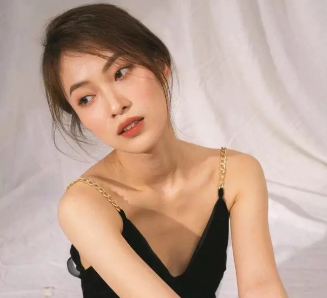 Năm vừa qua là một năm thành công của cô nàng khi Khánh Vy được dẫn chương trình Đường Lên Đỉnh Olympia, Ielts Face Off và trở thành KOLs hot nhất nhì cộng đồng mạng. Ảnh: Tổng hợp